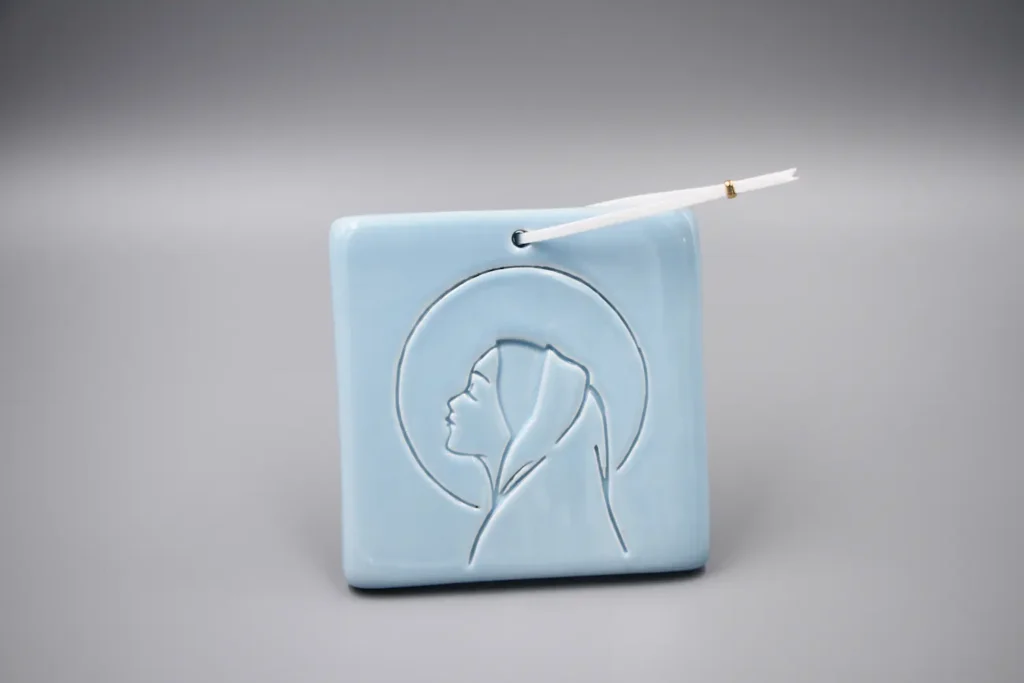 creatini-carré-céramique-sainte-vierge-marie-bleu-ciel-cuir-blanc