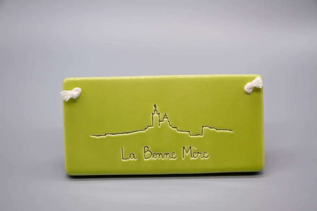 creatini-plaque-rectangle-céramique-bonne-mère-lieux-symbolique-vert-olive-cordon-coton-bio-crème