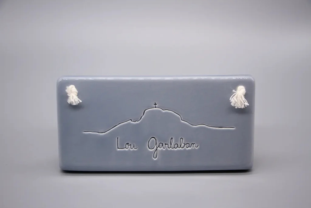 creatini-plaque-rectangle-céramique-garlaban-lieux-symbolique-gris-bleuté-cordon-coton-bio-crème