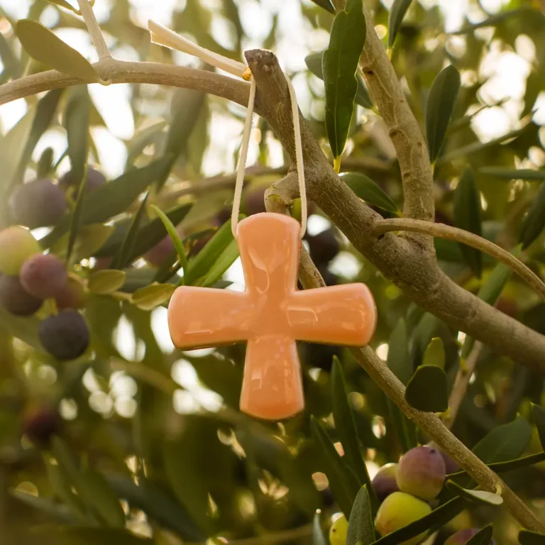 La croix grecque est bien plus qu'un simple symbole géométrique. Elle incarne une riche histoire de significations religieuses, culturelles et artistiques. À travers les âges, elle a su s'adapter et perdurer, trouvant toujours une place dans les cœurs et les esprits. Sa simplicité et son équilibre en font un symbole universel de paix et d'harmonie.