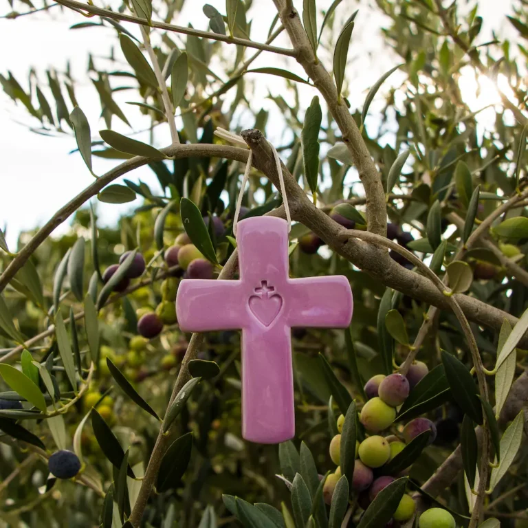 Offrir une Croix pour une Communion : Symbole de Foi et d’Engagement