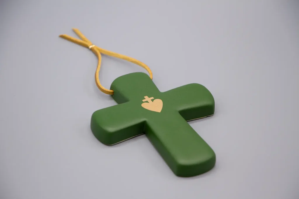 creatini-croix-latine-sacré-coeur-jesus-vert-foret-mat-or-véritable-bicolore-cuir-or-couché (1)