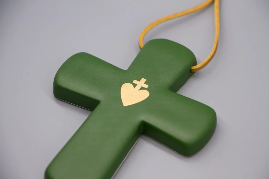 creatini-croix-latine-sacré-coeur-jesus-vert-foret-mat-or-véritable-bicolore-cuir-or-détails