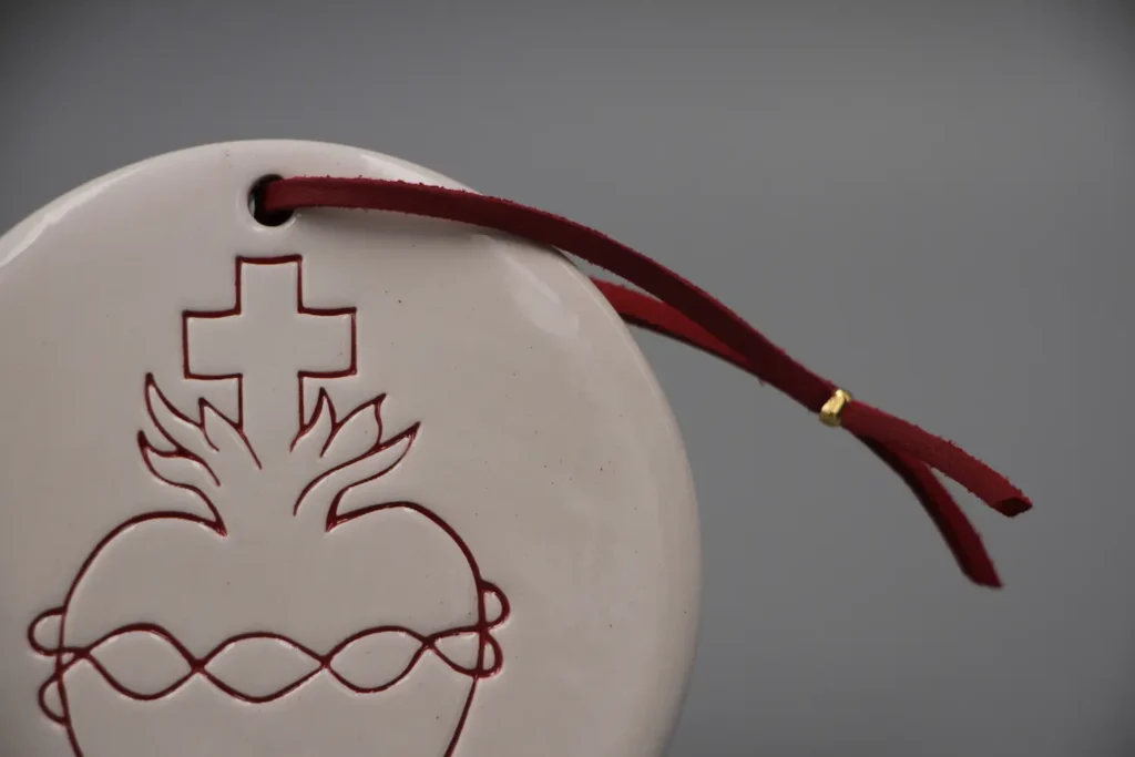 creatini-médaillon-céramique-sacré-coeur-jesus-bicolore-rouge-blanc-cuir-rouge-détails