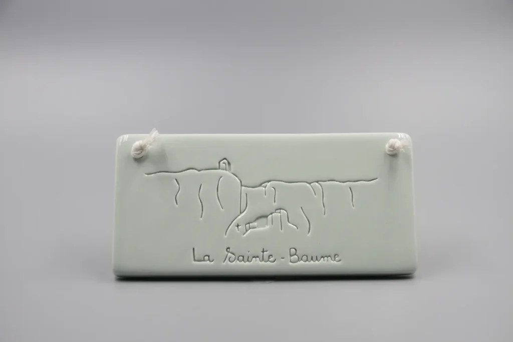 creatini-plaque-rectangle-céramique-sainte-baume-lieu-symbolique-iceberg-cordon-coton-crème