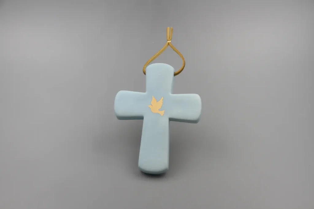 creatini-croix-latine-colombe-esprit-saint-bleu-poudré-mat-fil-doré-perle-plaque-or