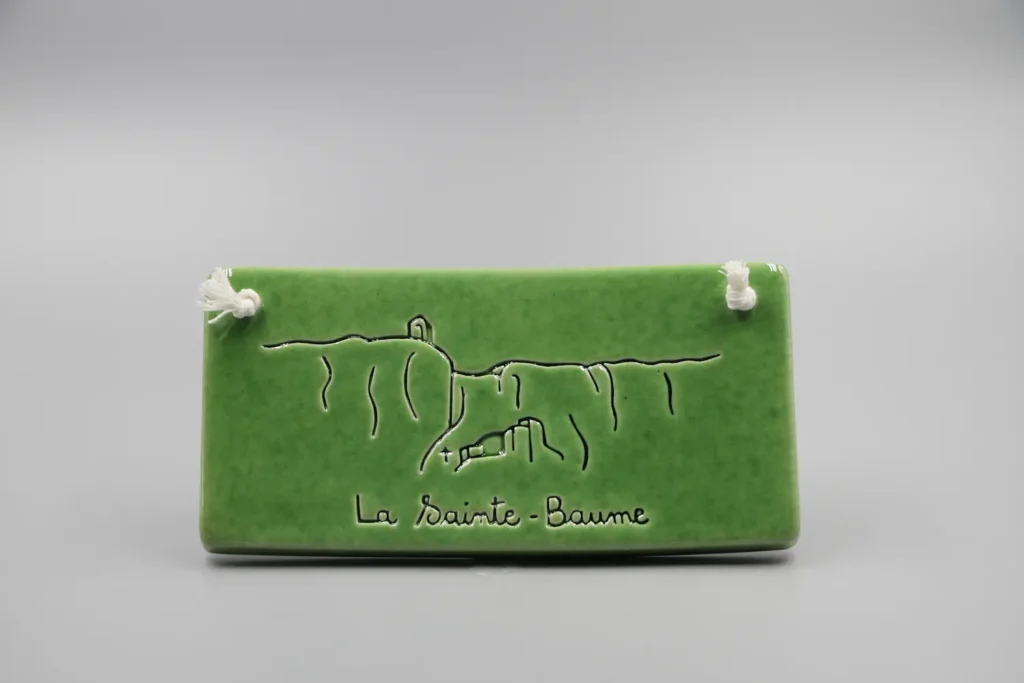 creatini-plaque-rectangle-céramique-sainte-baume-lieu-symbolique-vert-menthe-cordon-coton-crème