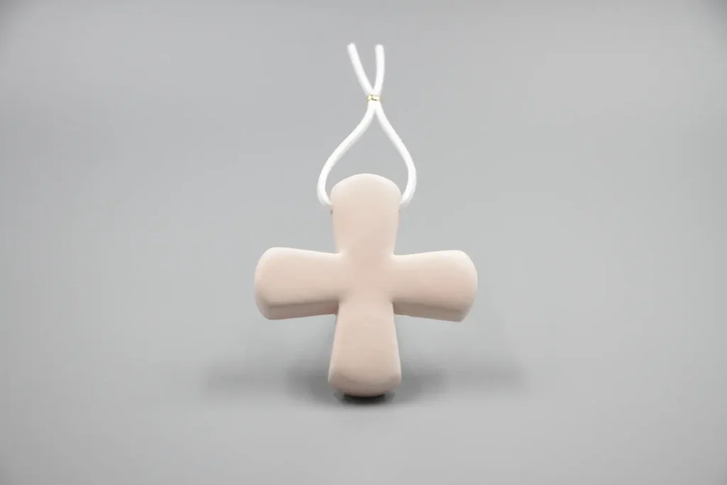 creatini-croix-céramique-grecque-rose-poudré-mat-fil-blanc