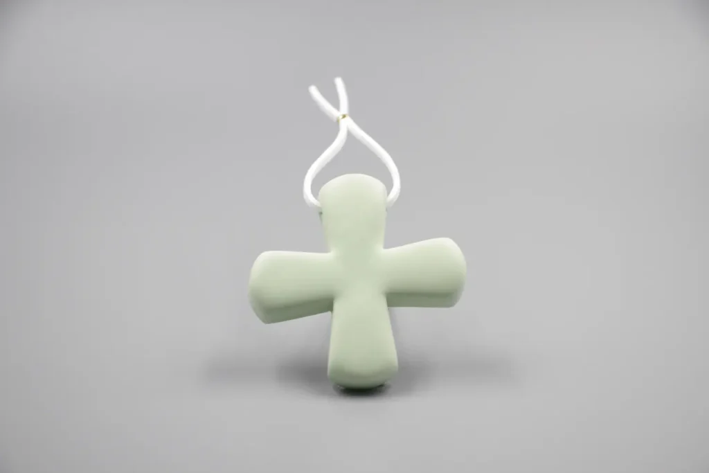 creatini-croix-céramique-grecque-vert-poudré-mat-fil-blanc