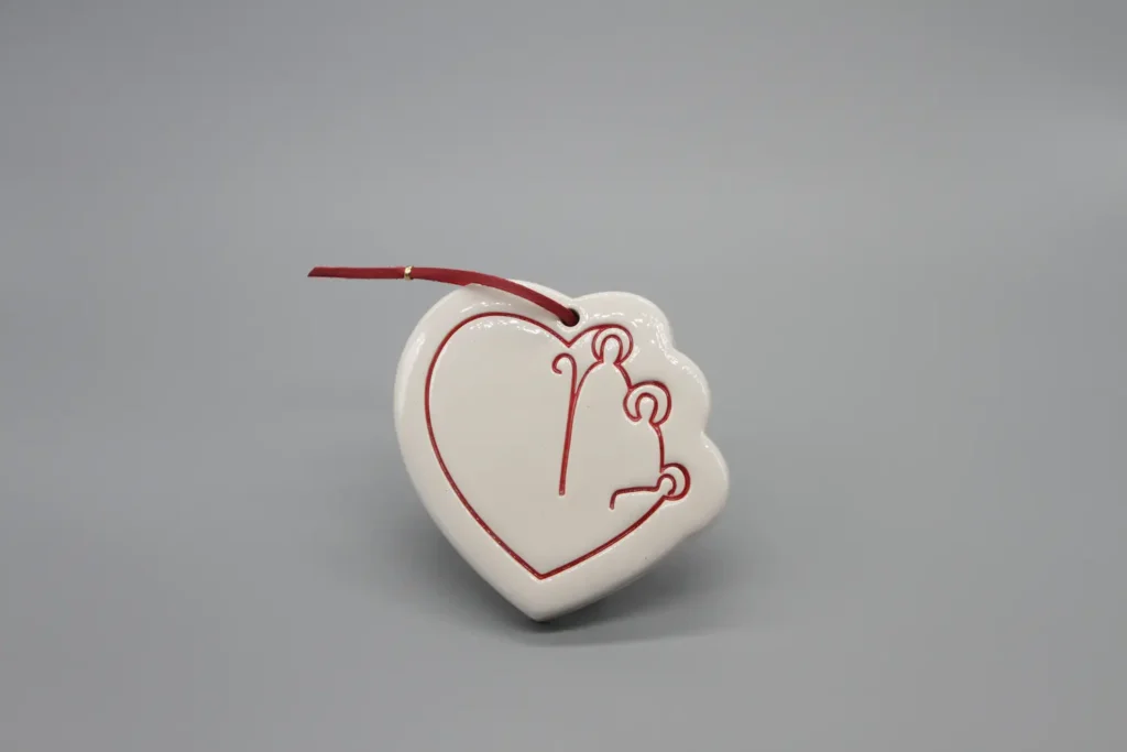 medaillon-coeur-sainte-famille-bicolore-blanc-rouge-cuir-rouge-creatini